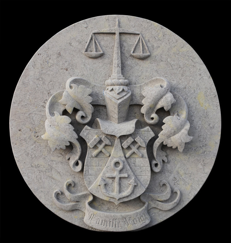 Wappen in Stein gemeißelt